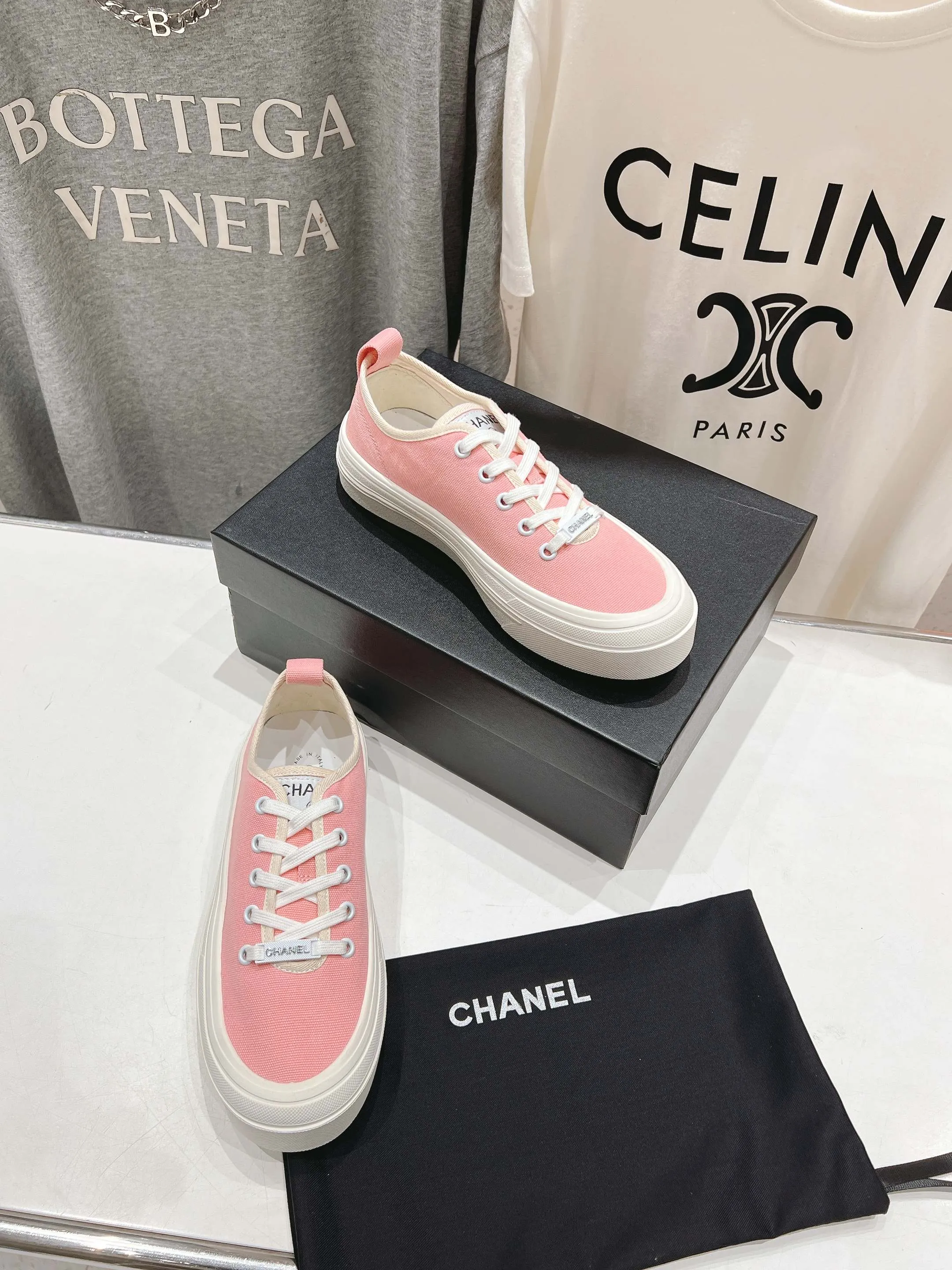 👟👟Ex-factory price 400👟👟 Chanel* Xiaoxiang 2025ss latest casual shoes, the currently super popular biscuit shoes. Internet celebrity Xiaohongshu is crazy about hot recommendations. The silly and cute style has a retro flavor! The shape is special and very recognizable. It makes your legs slimmer and longer. It is absolutely powerful. It is also very comfortable to wear. It has good looks. It is comfortable and increases your height. I must recommend it to everyone. The main feature of this year's series is minimalist style. ✔Fabric: original customized canvas. ✔Feet: water-dyed cowhide, comfortable on the feet. ✔Outsole: open-molded high-elastic rubber platform sole. ✔Number: 35-39.